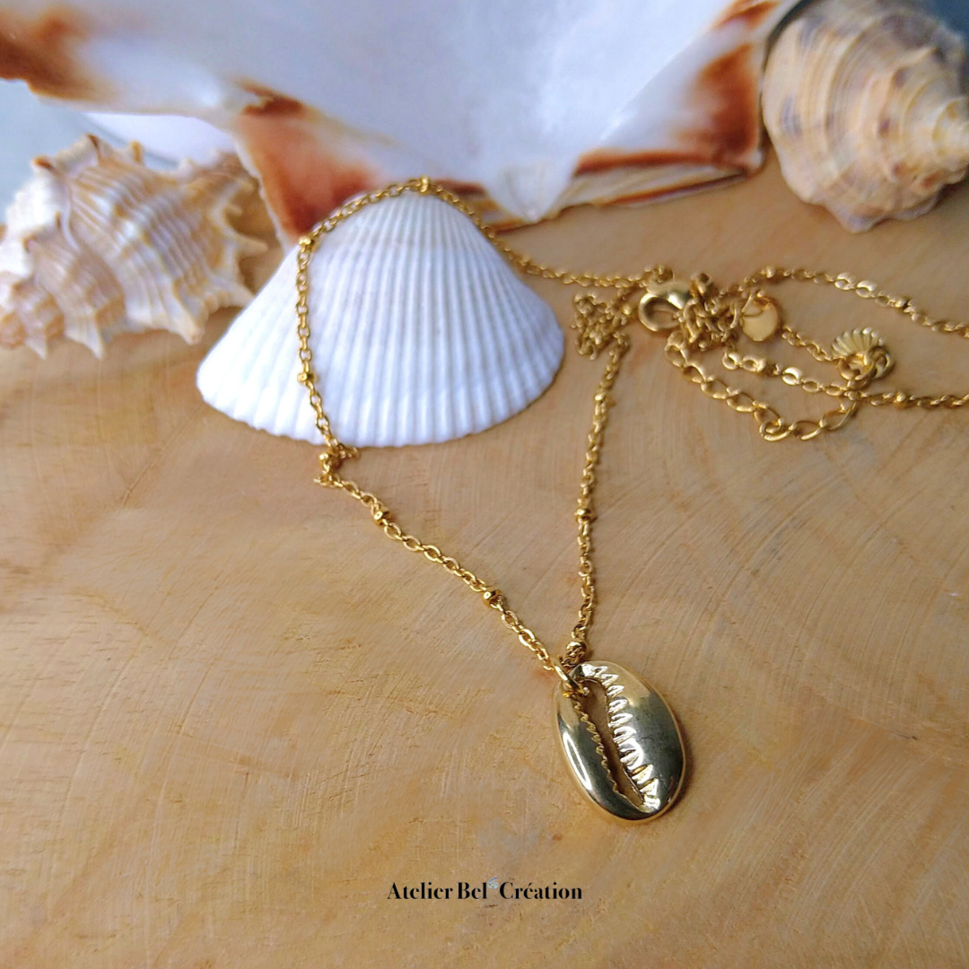 “Clarisse” shell pendant necklace