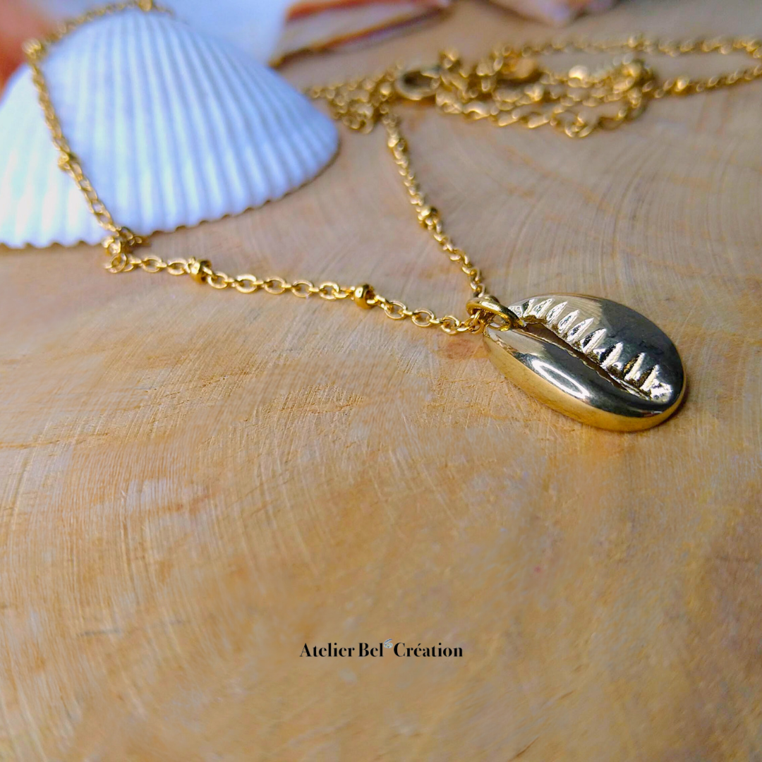 “Clarisse” shell pendant necklace
