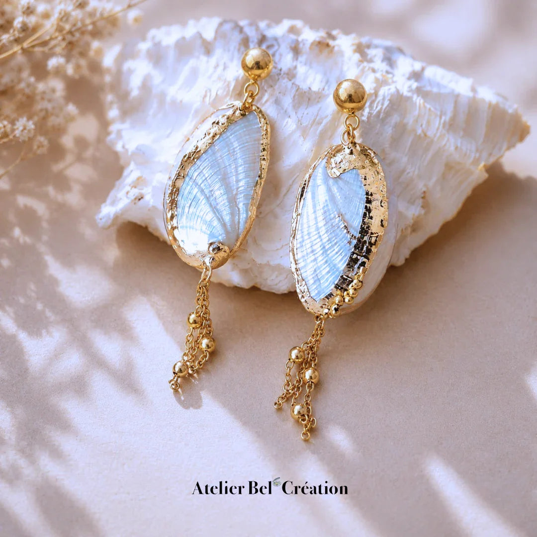 Boucles d'oreilles dorées avec nacre bleue et chaînes, Atelier Bel’Création