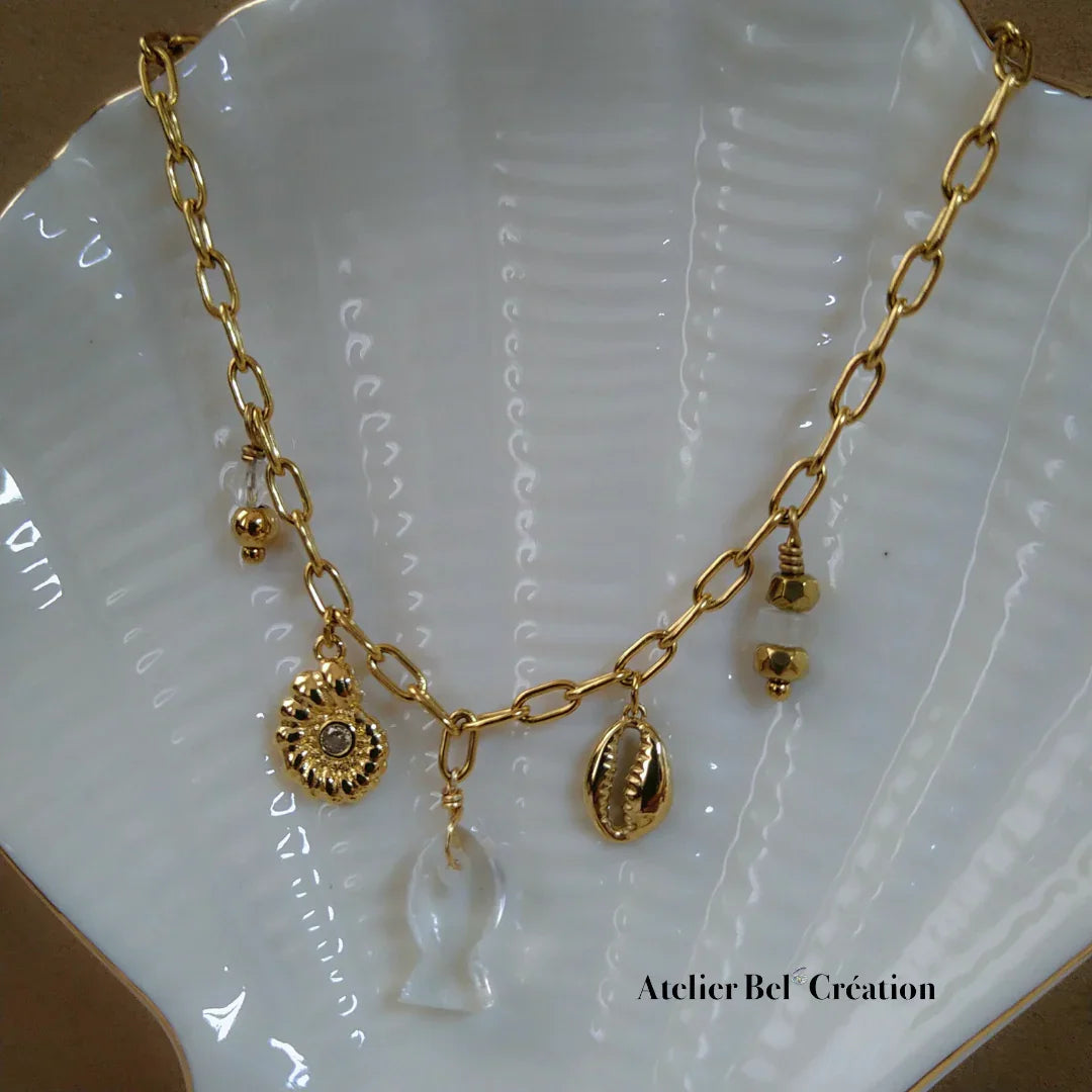 Collier doré avec coquillage, poisson et pendentif soleil, Atelier Bel’Création