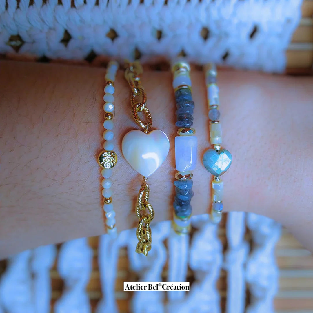Bracelets en perles et coeurs dorés par Atelier Bel’Création, style exotique et élégant