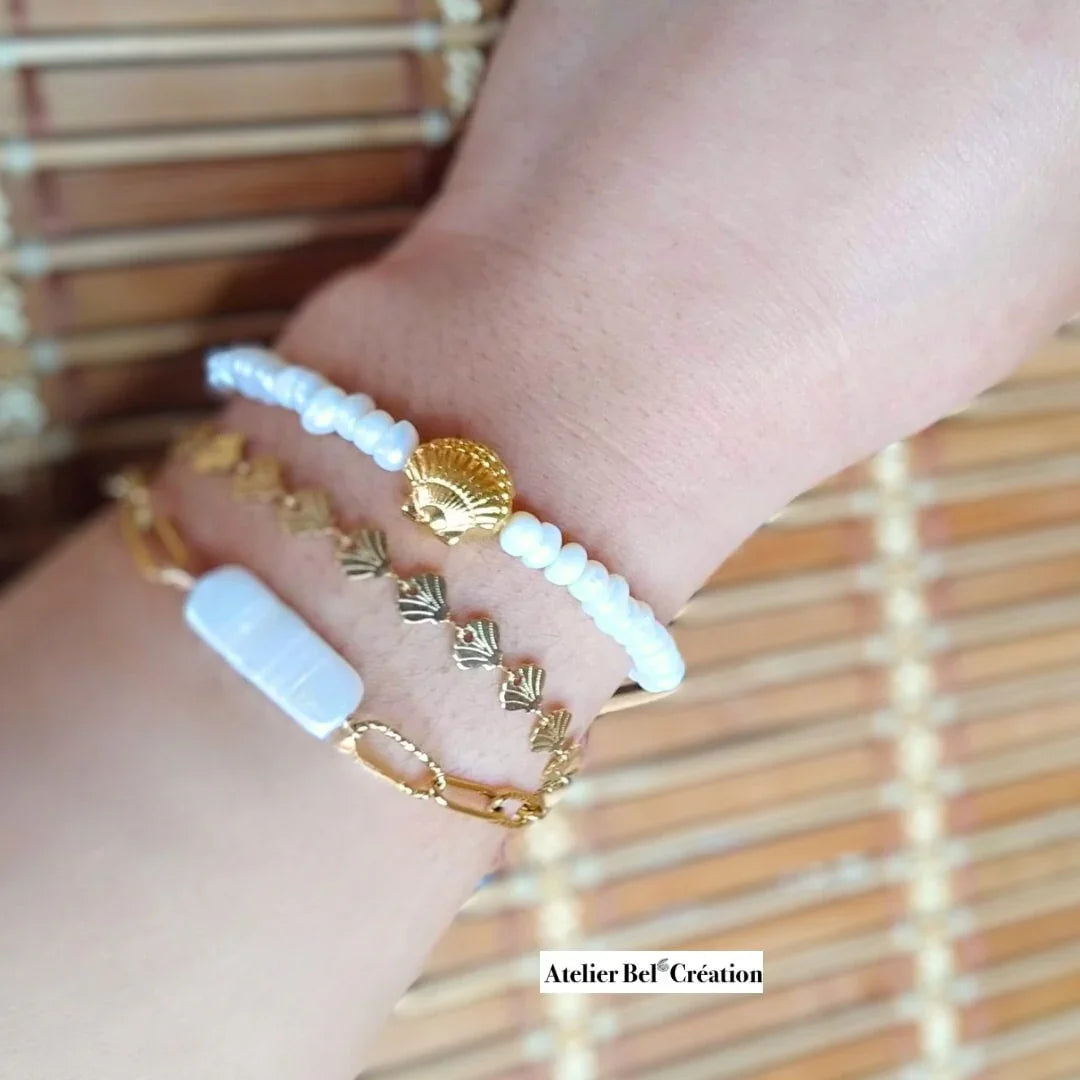Bracelet perles blanches et coquillage doré, Atelier Bel’Création