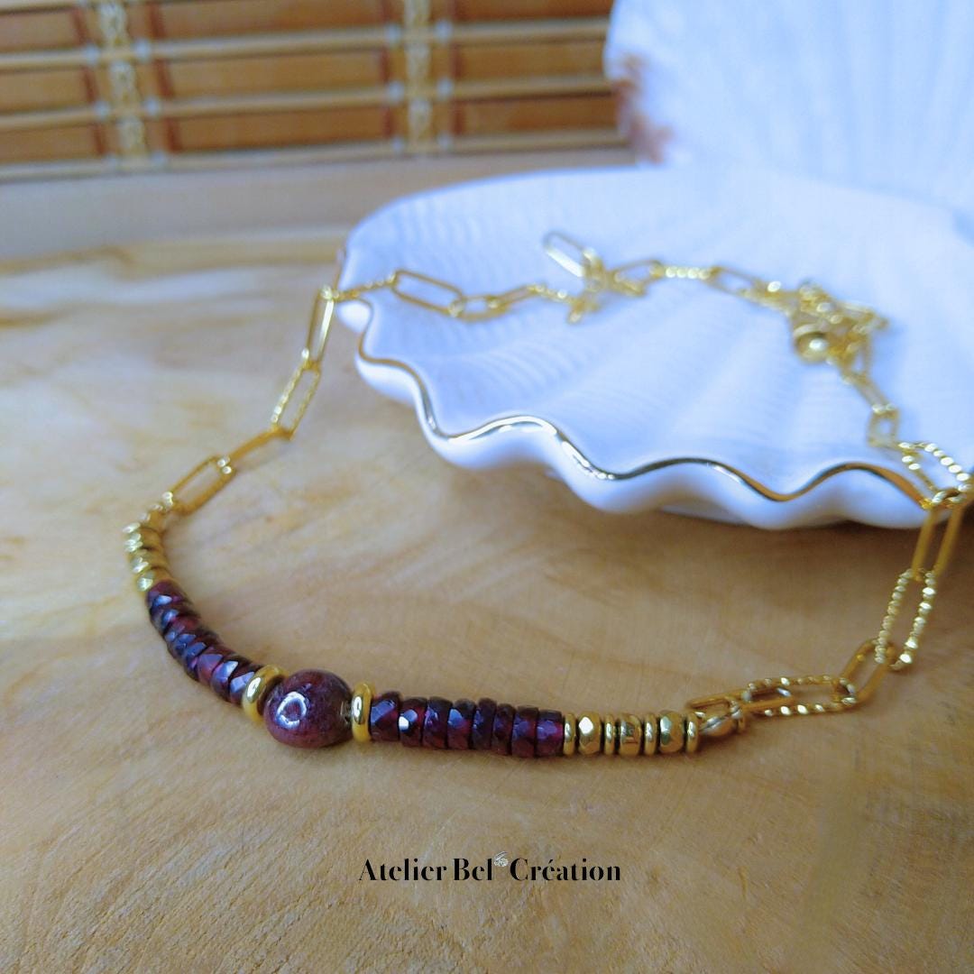 Grenat necklaces | Natural stone, charms necklace, heishi necklace, sun pendant