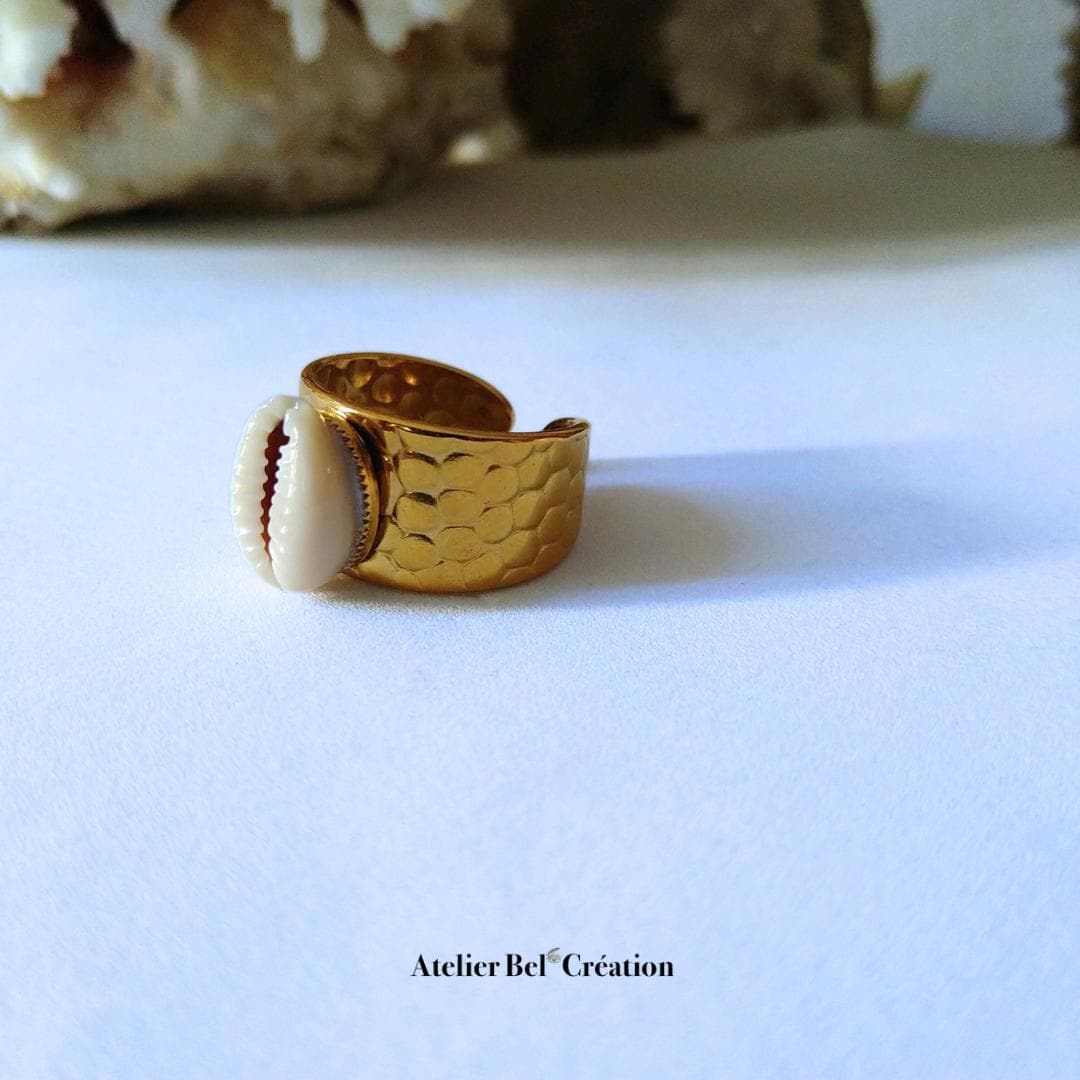 Cowrie Large Ring adjustable - natural shell, golden stainless steel