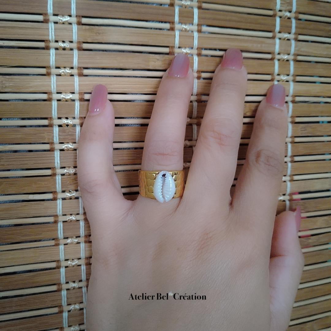 Cowrie Large Ring adjustable - natural shell, golden stainless steel