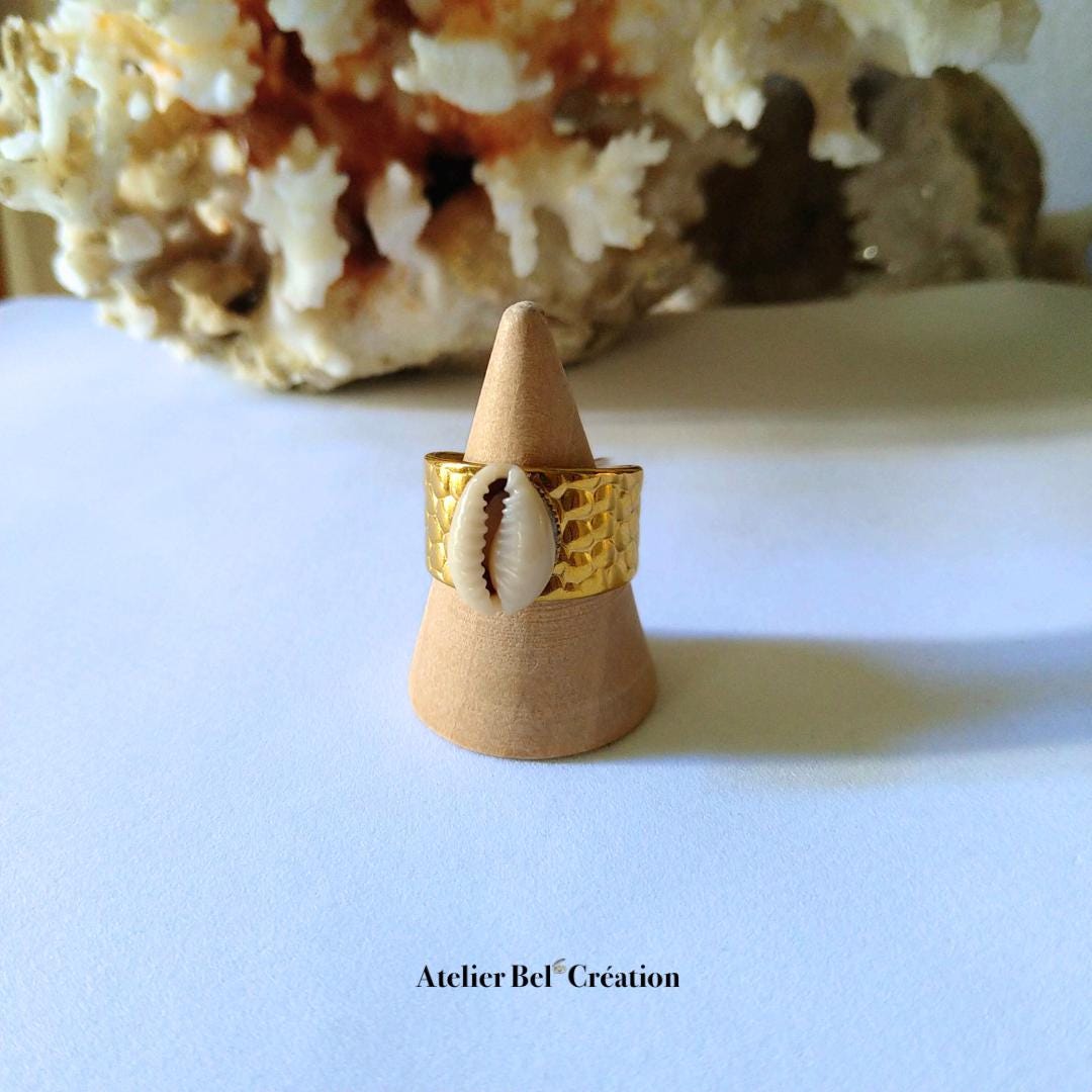 Cowrie Large Ring adjustable - natural shell, golden stainless steel