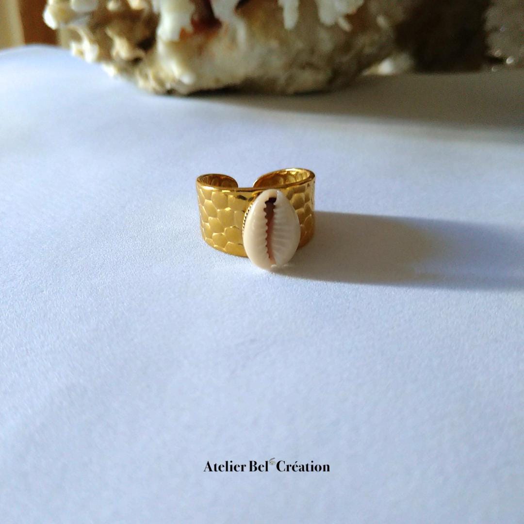Cowrie Large Ring adjustable - natural shell, golden stainless steel