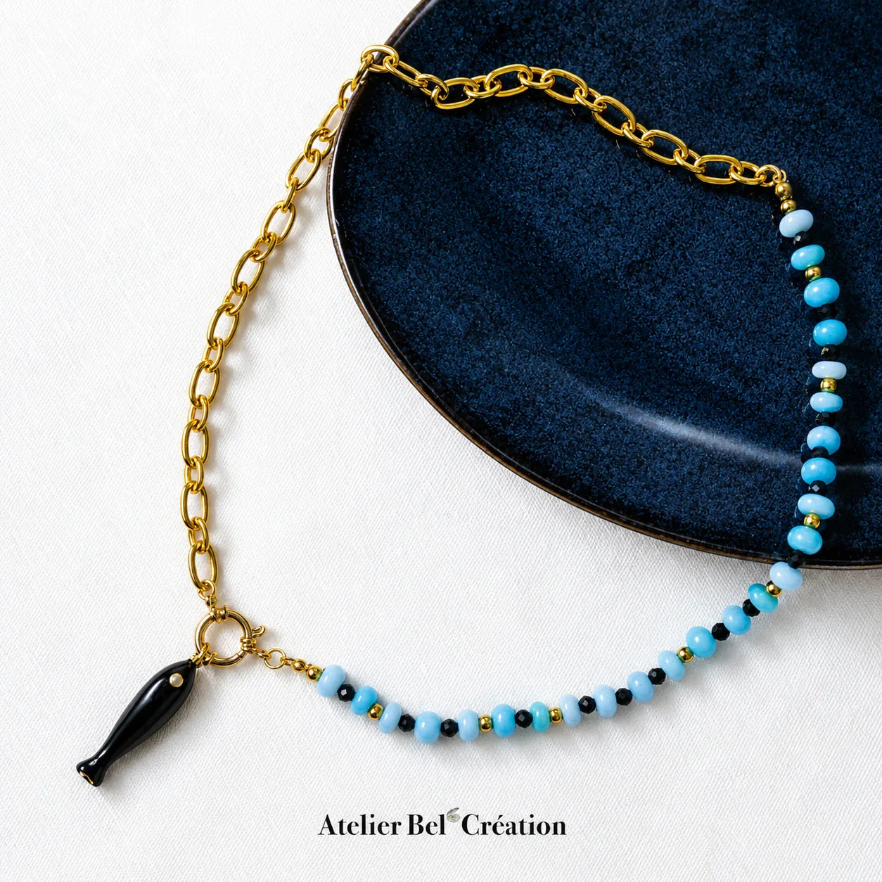 Collier chaîne dorée et perles bleues avec pendentif poisson noir, Atelier Bel’Création
