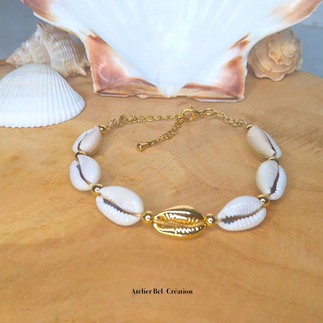 Bracelet coquillage blanc et doré, style exotique par Atelier Bel’Création
