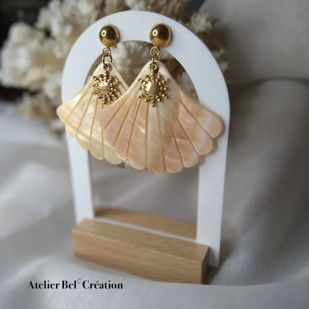 Boucles d'oreilles coquillage dorées par Atelier Bel’Création, élégance exotique et artisanale