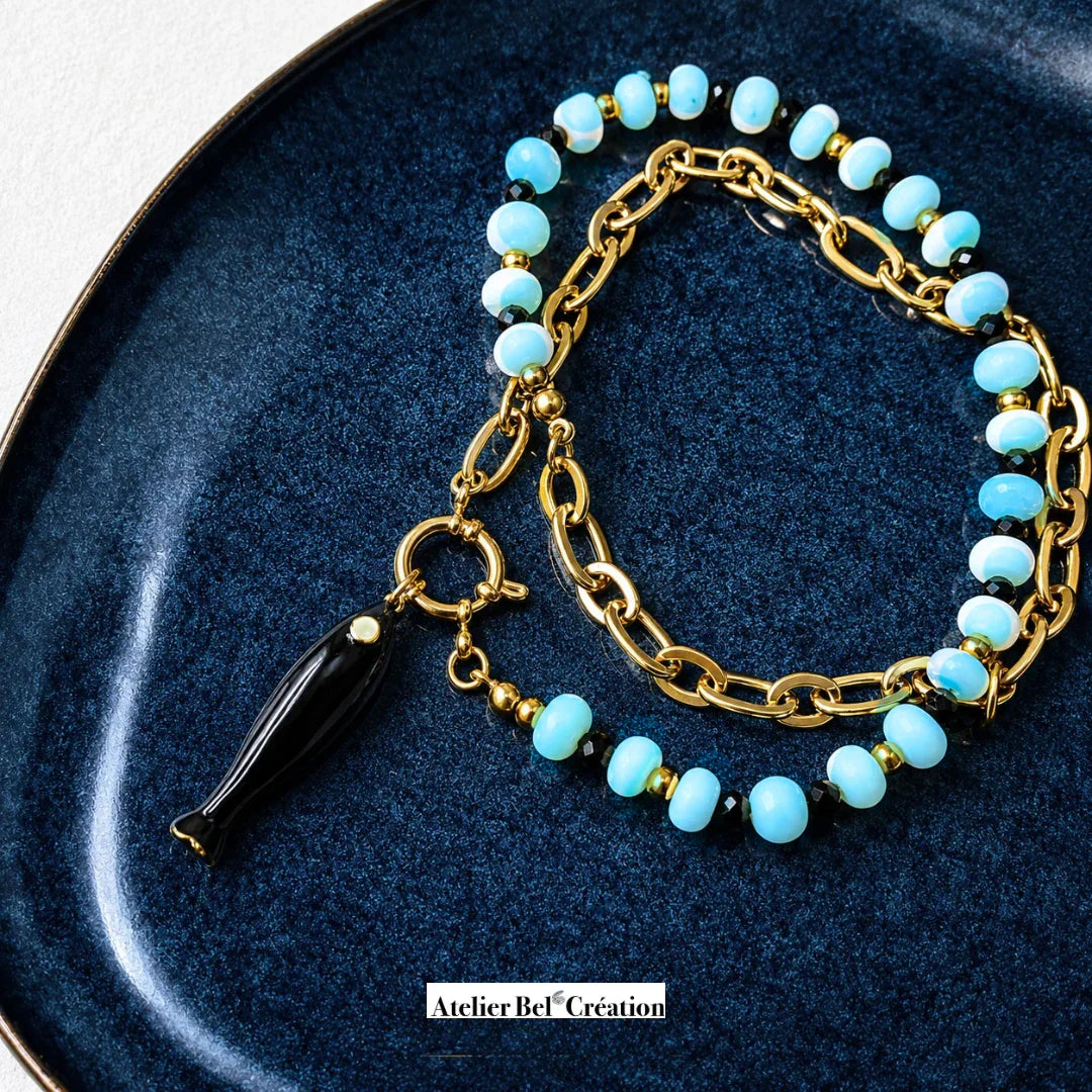 Collier chaîne dorée perles bleues et pendentif poisson noir, Atelier Bel’Création