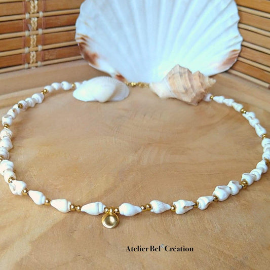 Collier en coquillages naturels avec perles en acier inoxydable doré et breloque dorée à l'or fin 18 carats.