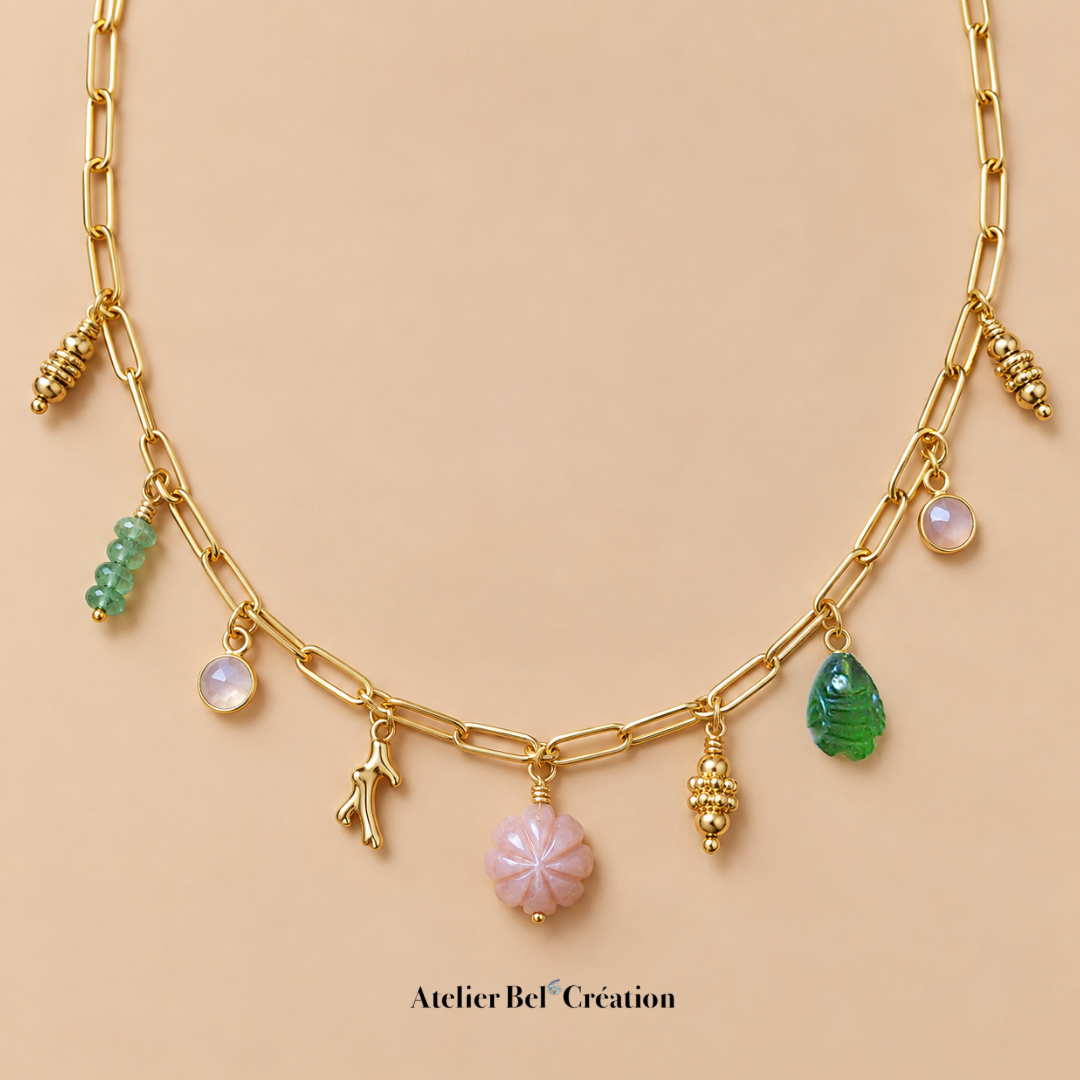 Collier à breloques doré de 45 cm avec Pierre de Lune Pêche, Péridot et charms fleur et poisson