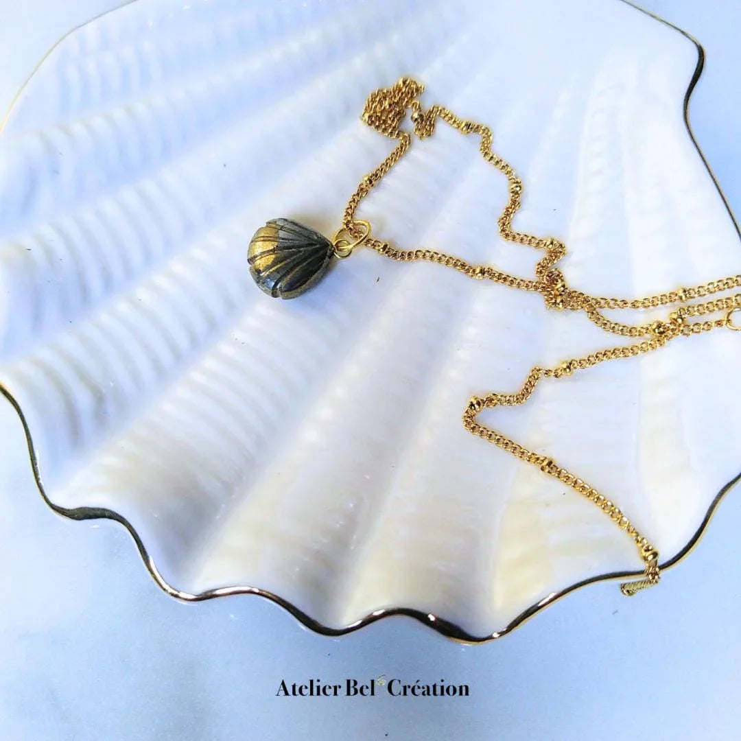 Collier chaîne fine à billes en acier inoxydable doré avec pendentif coquillage en Pyrite naturelle.