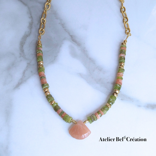 Collier de 45 cm en Pierre de Lune Pêche et Péridot naturels avec chaîne à maillons larges en acier inoxydable doré.