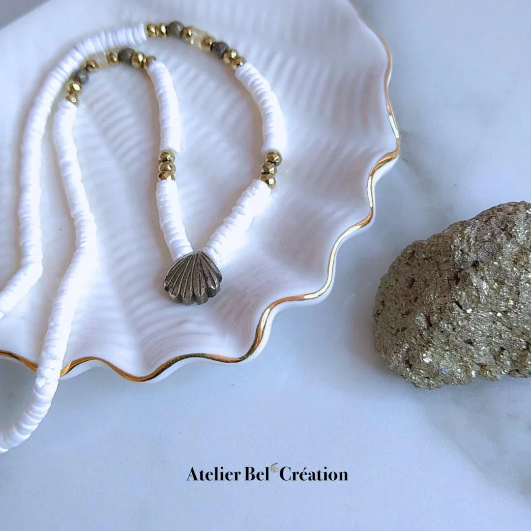 Collier heishi en coquillage avec pendentif en forme de coquillage en Pyrite naturelle, longueur ajustable 45 à 50 cm.