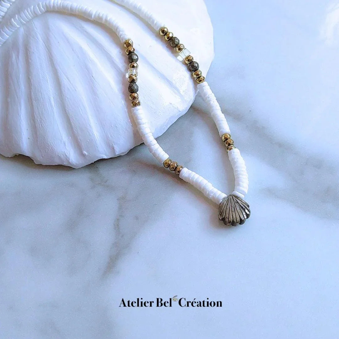 Collier heishi en coquillage avec pendentif en forme de coquillage en Pyrite naturelle, longueur ajustable 45 à 50 cm.