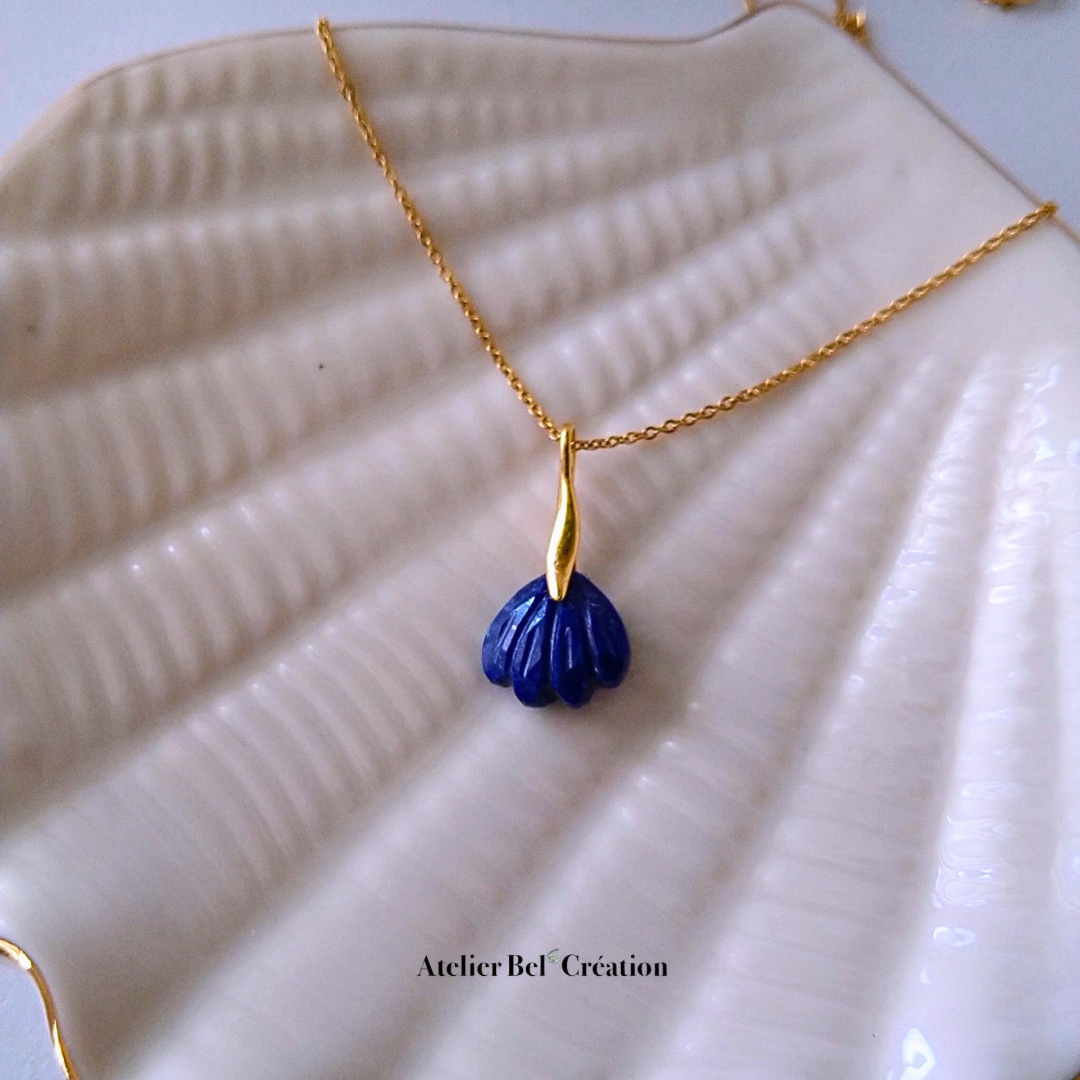 Collier à pendentif coquillage en Lapis-Lazuli bleu avec chaîne dorée en acier inoxydable.