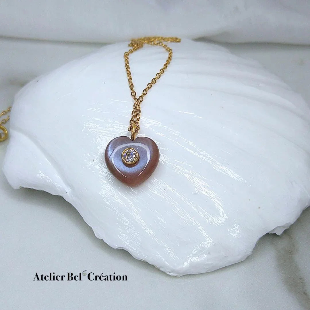Pendentif cœur en Pierre de Lune Chocolat aux nuances brunes naturelles.