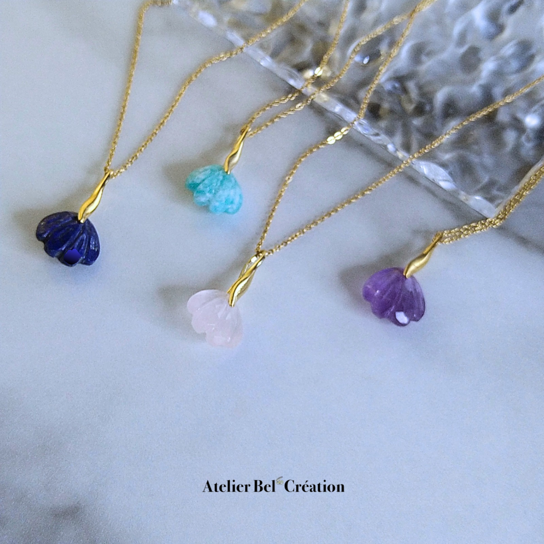Quatre colliers coquillage en pierres naturelles Quartz Rose, Lapis-Lazuli, Amazonite et Améthyste.