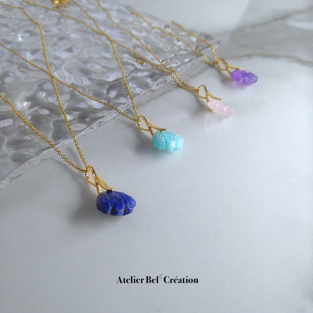 Quatre colliers coquillage en pierres naturelles Quartz Rose, Lapis-Lazuli, Amazonite et Améthyste.