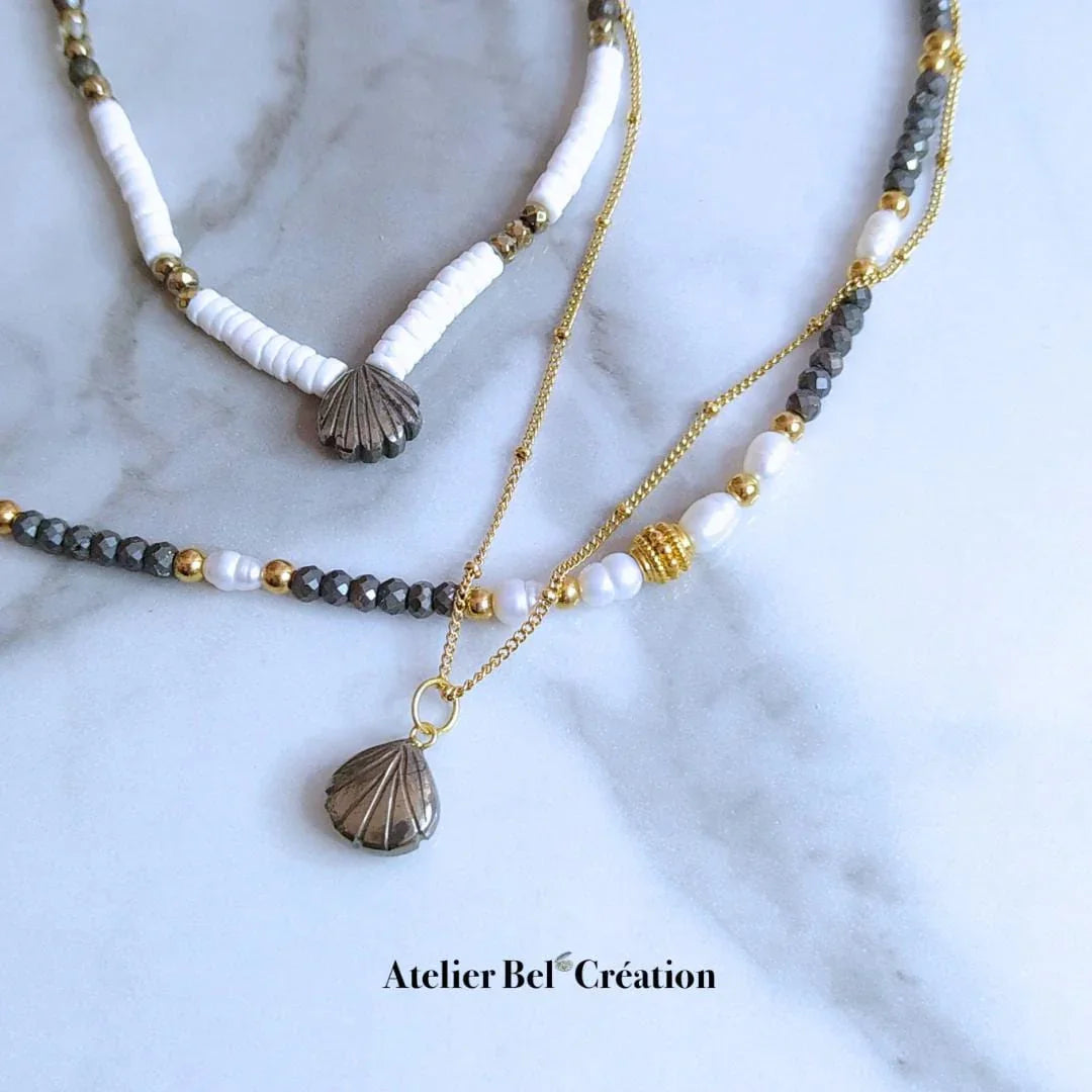 Trois colliers en Pyrite naturelle : modèle heishi coquillage, perles d'eau douce et chaîne fine dorée.