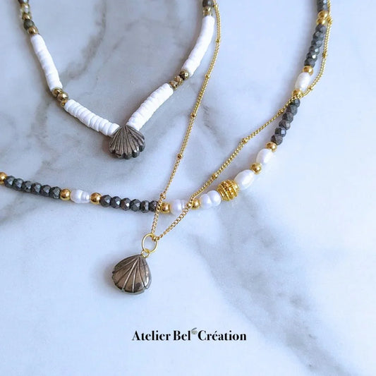 Trois colliers en Pyrite naturelle : modèle heishi coquillage, perles d'eau douce et chaîne fine dorée.