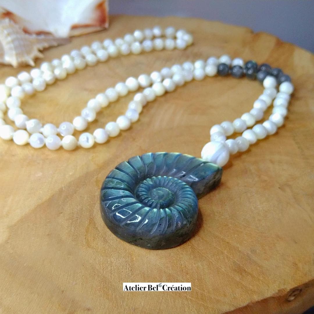 Collier long, Mala Labradorite et Nacre avec pendentif coquillage d'ammonite, pièce d’exception, collier long noué 108 Perles 6mm