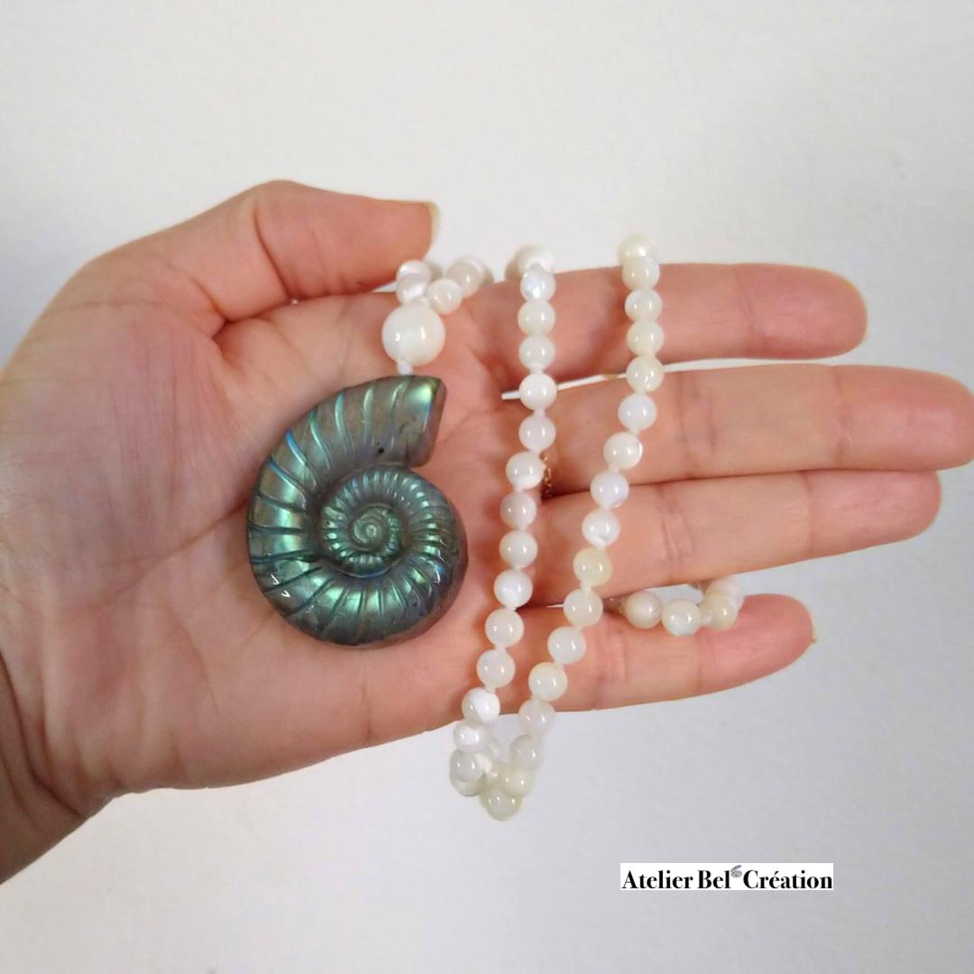 Collier long, Mala Labradorite et Nacre avec pendentif coquillage d'ammonite, pièce d’exception, collier long noué 108 Perles 6mm