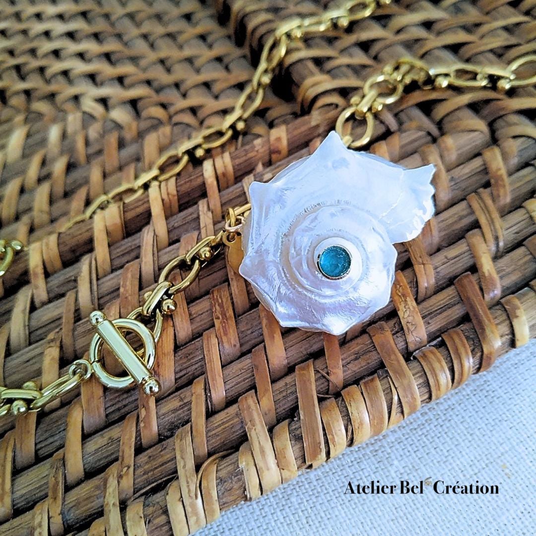 Shell necklace, golden stainless steel chain, toggle chain, Apatite gemme